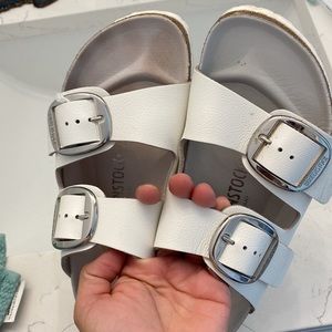 Like new in great condition white birkenstockes